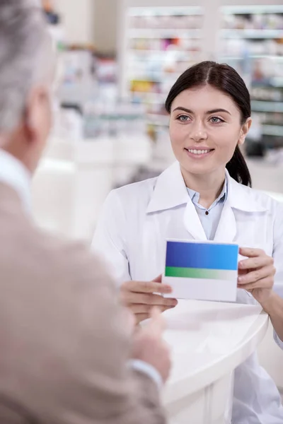 Apelando a la mujer farmacéutica advertencia sobre la reacción —  Fotos de Stock