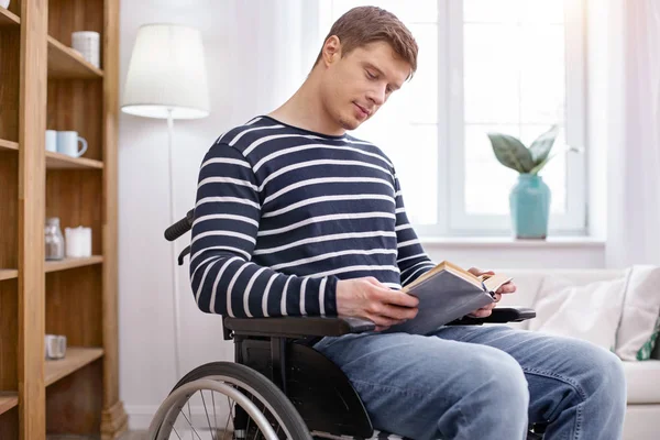 Positif ravi livre de lecture invalide — Photo