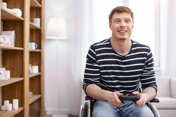 Encantado homem paralisado jogando videogame — Fotografia de Stock