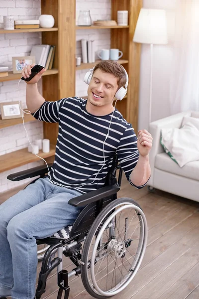 Feliz pessoa masculina ouvindo música favorita — Fotografia de Stock