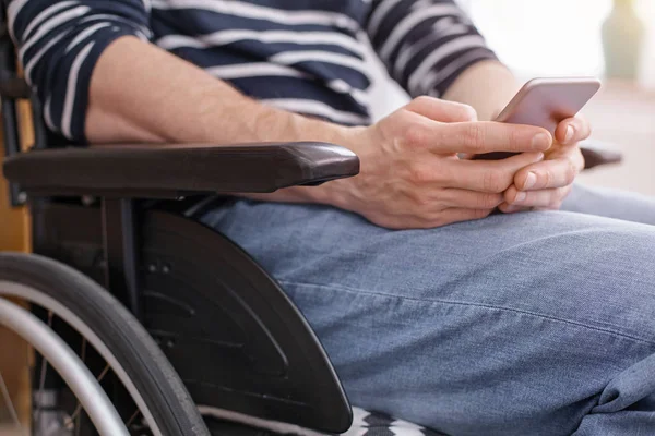 Jeune homme assis sur le fauteuil roulant — Photo