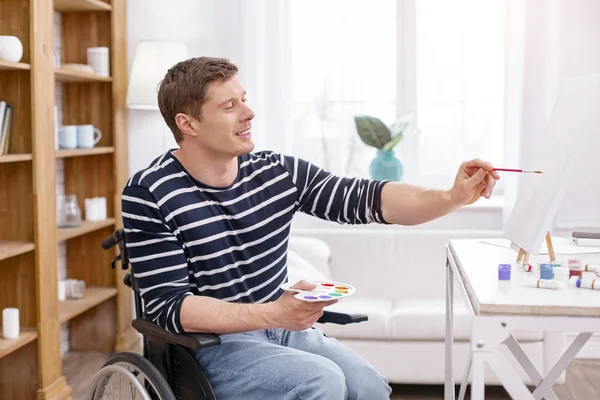 Bello uomo persona sviluppare le sue abilità — Foto Stock