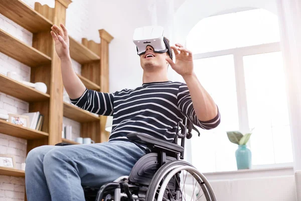 Ευτυχισμένος άνθρωπος με αναπηρία είναι ευτυχής του gadget του — Φωτογραφία Αρχείου