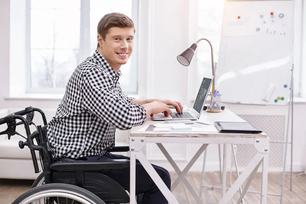 Bonito homem paralisado desfrutando de seu trabalho — Fotografia de Stock