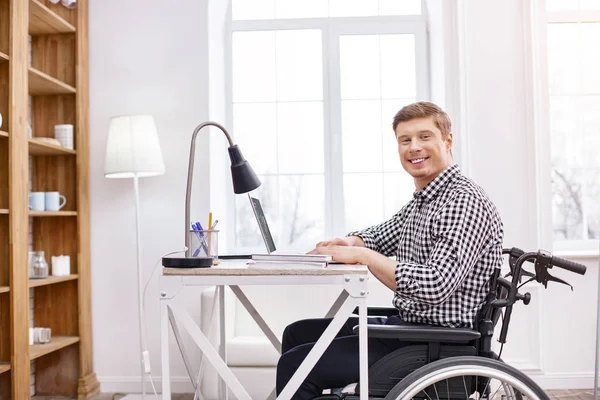 Zadowolony inaczej niepełnosprawny mężczyzna pozowanie na kamery — Zdjęcie stockowe