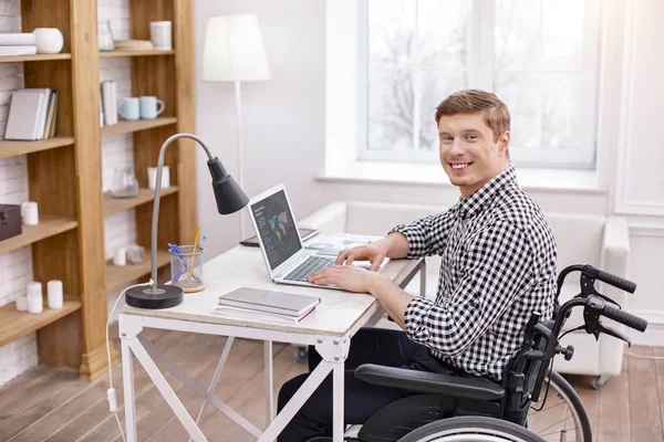 Homem encantado positivo que trabalha no projeto — Fotografia de Stock