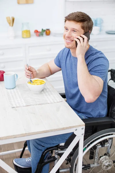 Cheerful homem deficiente ter uma conversa agradável — Fotografia de Stock