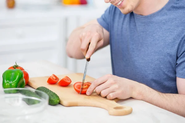Nahaufnahme eines entzückten Mannes, der Abendessen kocht — Stockfoto