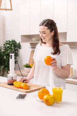 Çekici memnun kadın tutmak uygun