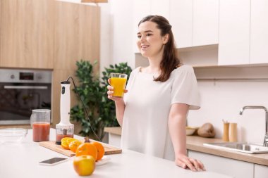 Turuncu taze içme meditasyon mutlu kadın