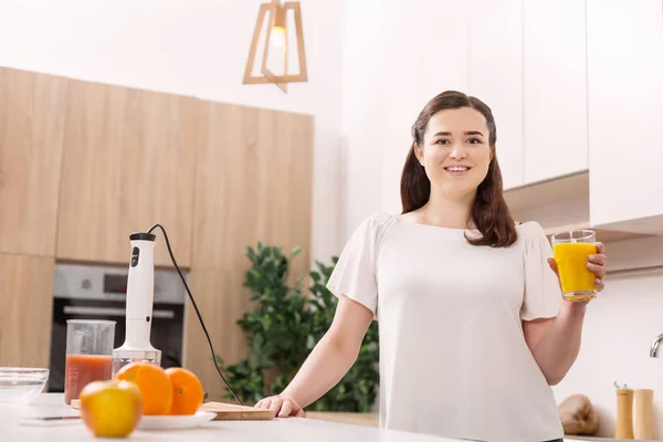 Atractiva mujer enérgica desayunando — Foto de Stock