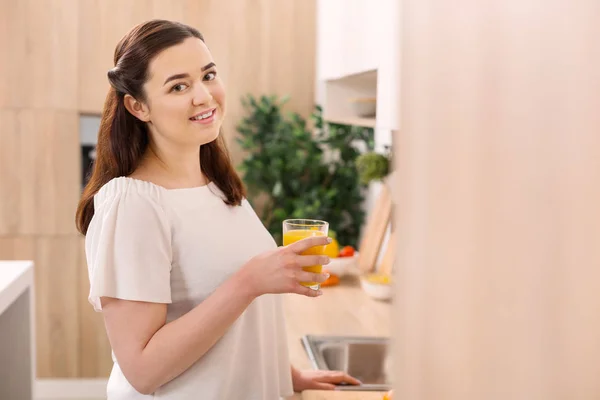 楽観的な自信を持って女性健康的な飲み物を飲む — ストック写真