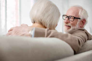 Gülümseyen kıdemli neşeli adam