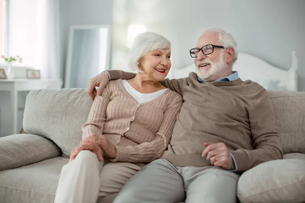 Alegre anciano abrazando a su esposa — Foto de Stock