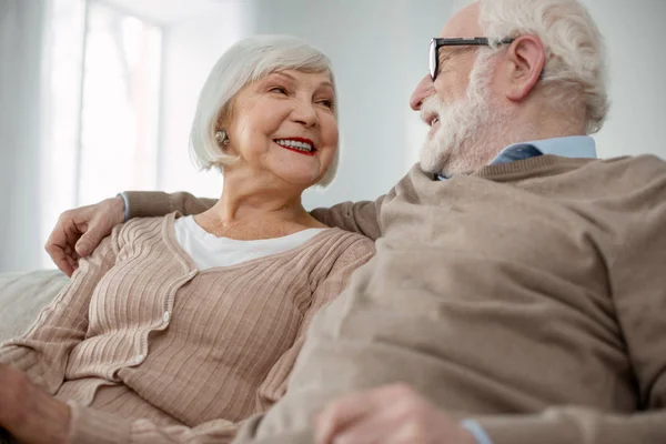Happy elderly people looking at each other — Stock Photo, Image