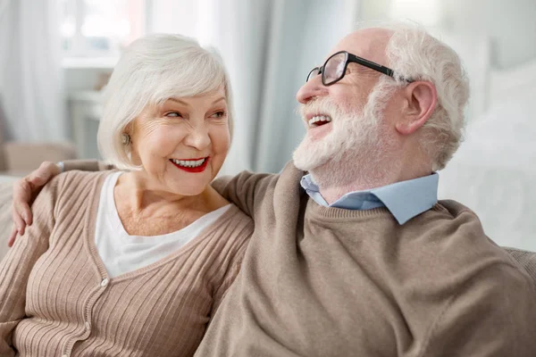 Веселый пожилой мужчина обнимает свою жену — стоковое фото