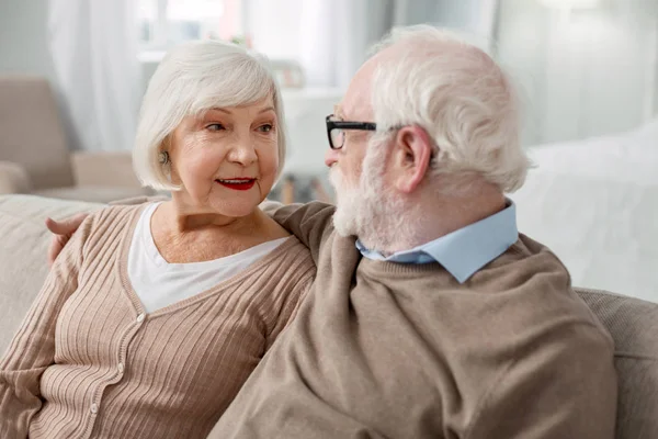 Красивый пожилой мужчина смотрит на свою жену — стоковое фото
