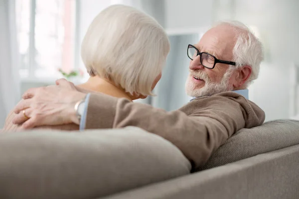 Glücklicher netter Mann lächelt seiner Frau zu — Stockfoto