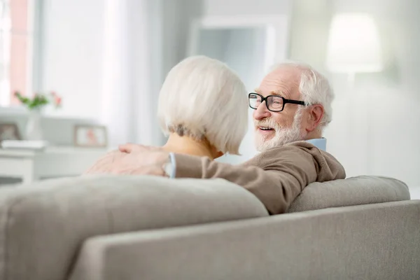 Kanepede oturan mutlu yaşlı çift — Stok fotoğraf