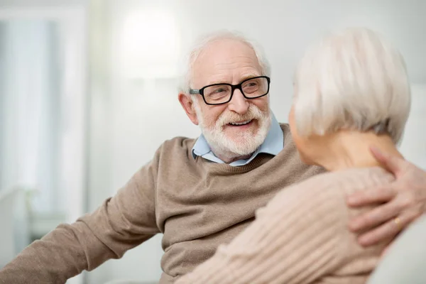 Alegre anciano sentirse feliz — Foto de Stock