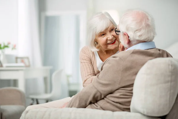 Agradable anciana teniendo una conversación con su marido — Foto de Stock