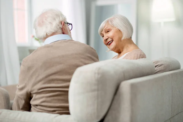 Милая пожилая женщина улыбается мужу — стоковое фото
