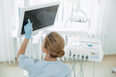 İlham dişçi onun çalışma alanı hazırlama