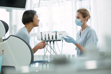 Onu hasta ile konuşmak mutlu diş hekimi