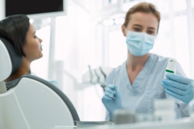 Biraz ilaç alarak uyarı diş hekimi