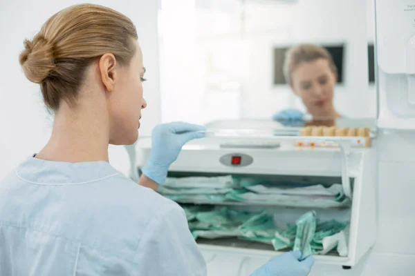 Geconcentreerde tandarts werken bij de tandartsen — Stockfoto