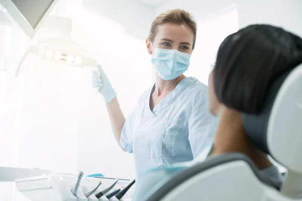 Dentiste heureux faisant du travail dentaire — Photo