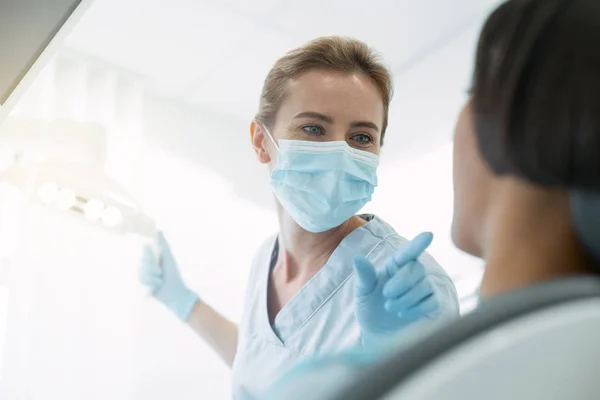 Dentista esperto che indica un dente difettoso — Foto Stock