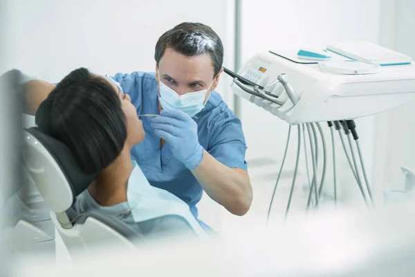 남자 치과 의사가 그의 환자 들이 검사를 경험 — 스톡 사진