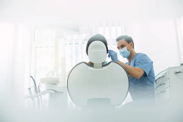 Glada manliga tandläkaren undersöker tänderna patienter — Stockfoto