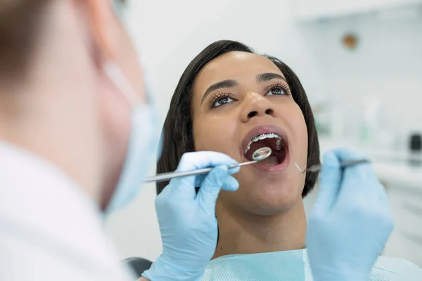 Schöne Patientin sitzt mit geöffnetem Mund — Stockfoto