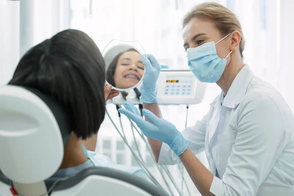 Paciente alegre mirándose en el espejo — Foto de Stock