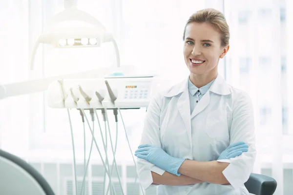 Предупредите стоматолога, стоящего со скрещенными руками — стоковое фото