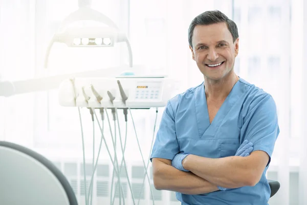 Feliz dentista de pie con los brazos cruzados —  Fotos de Stock