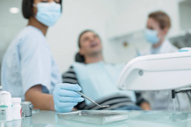 Esmer kadın dişçi bir enstrüman holding