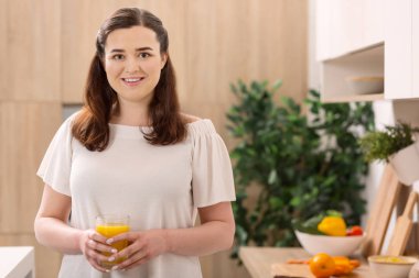 Neşeli çekici kadın vitamini dozu sahip