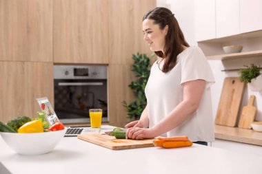 Sakin kadın blogger kayıt öğretici