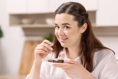 Neşeli mutlu kadın şekerler relishing