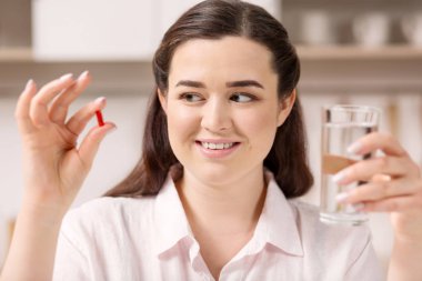 Hapları alma neşeli pozitif kadın