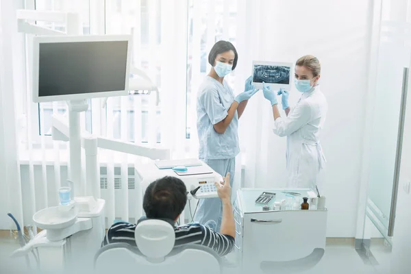 Profesjonalnych stomatologów pokazując zęby na ekranie — Zdjęcie stockowe