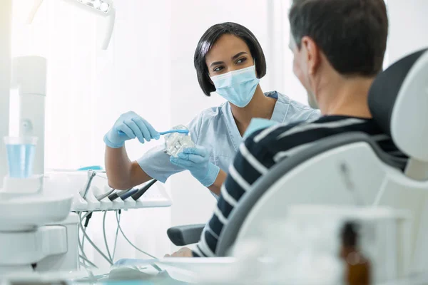 Geïnspireerd tandarts Hoe borstel tanden correct tonen — Stockfoto