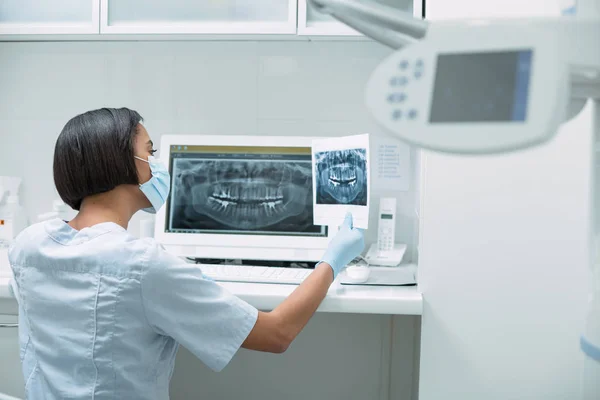 Vrouwelijk tandarts houden van een afbeelding — Stockfoto