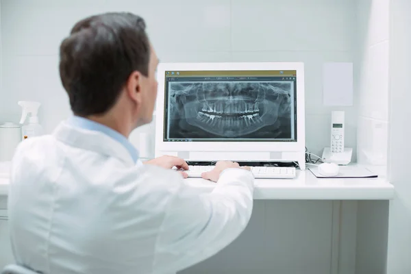 Serious dentist working on his cutting-edge technology — Stock Photo, Image