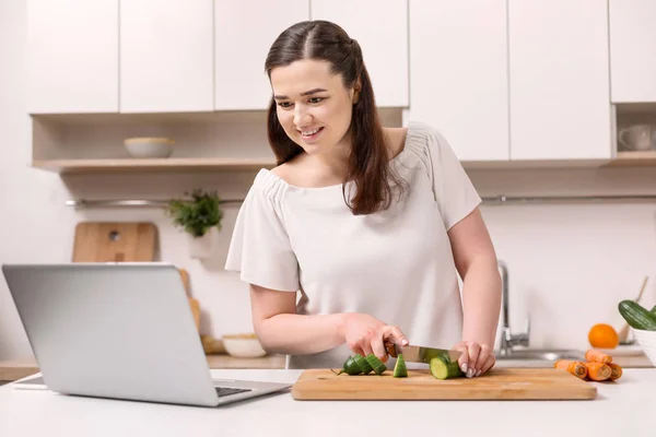 Enthousiaste vrouwelijke blogger onderwijs kijkers — Stockfoto