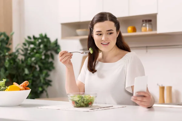 Обращение довольная женщина ест салат — стоковое фото