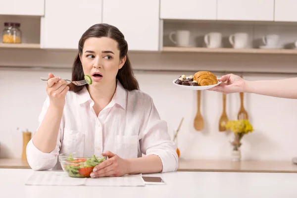 Mijmeren mooie vrouw verleidelijk door croissant — Stockfoto